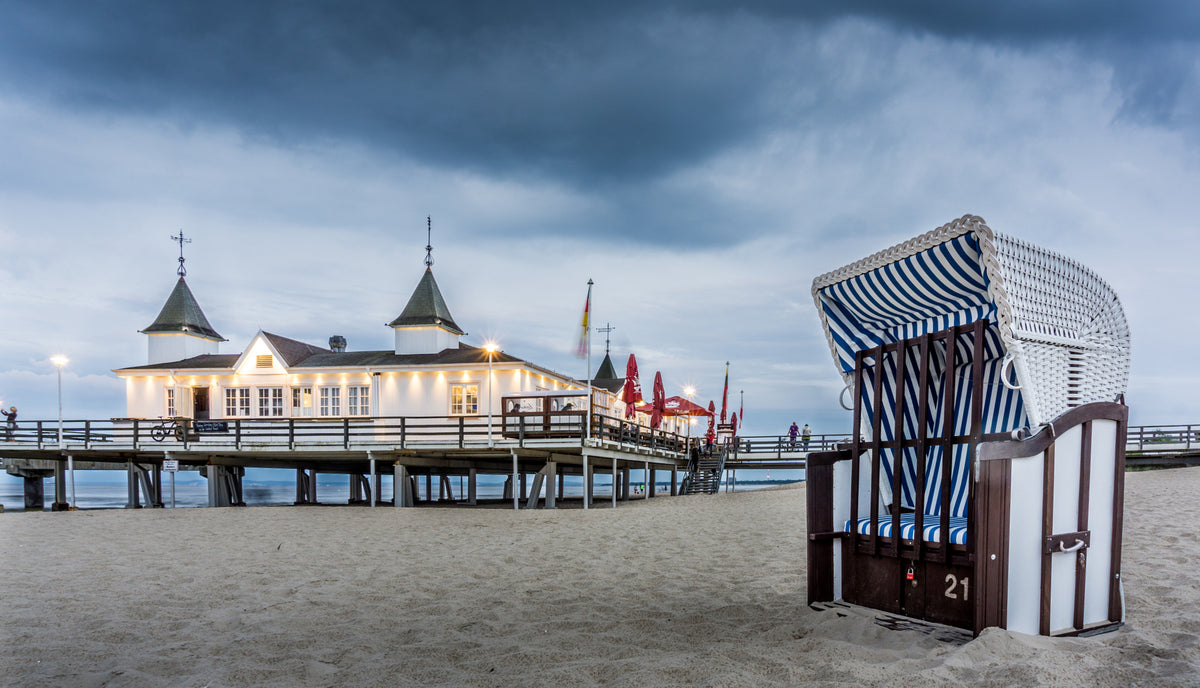 Historische Seebrücke Ahlbeck auf Usedom am Abend