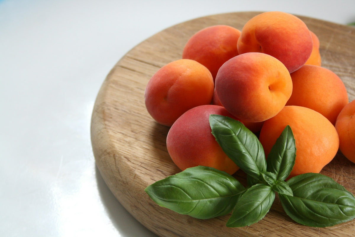 Sommerliche Pfirsiche mit Basilikum für den Grilled Peach Table