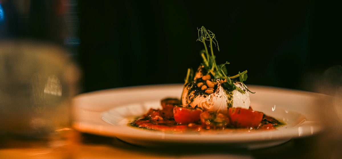 Burrata mit Tomaten und Kräutern für den Tomato Burrata Table