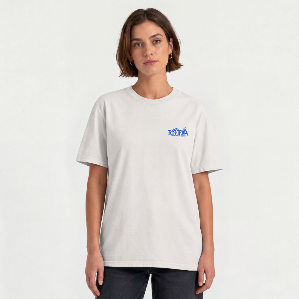 Riviera Aperitivo Club Oversized Tee – Modelansicht Vorderseite – Natural Raw