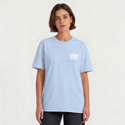 WKND Frontprint Oversized Shirt – Modelansicht Vorderseite – Babyblau