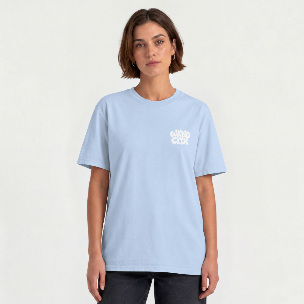 WKND Frontprint Oversized Shirt – Modelansicht Vorderseite – Babyblau