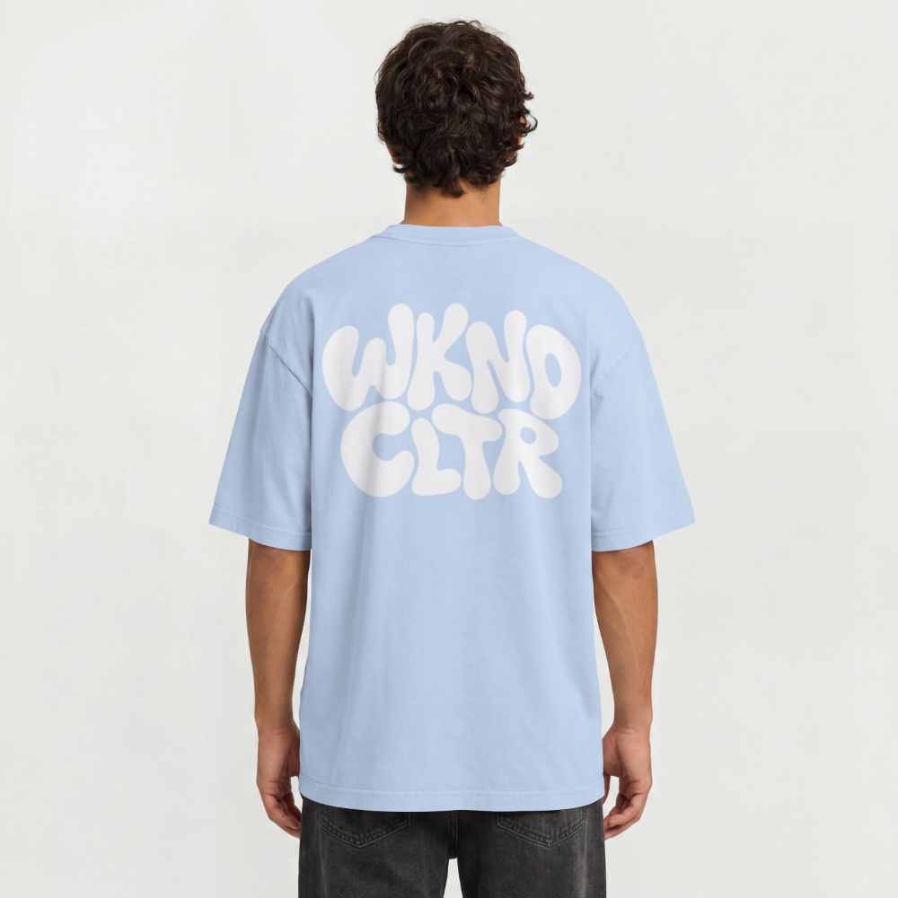 Basic WKND Oversized Shirt – Modelansicht Rückseite – Babyblau