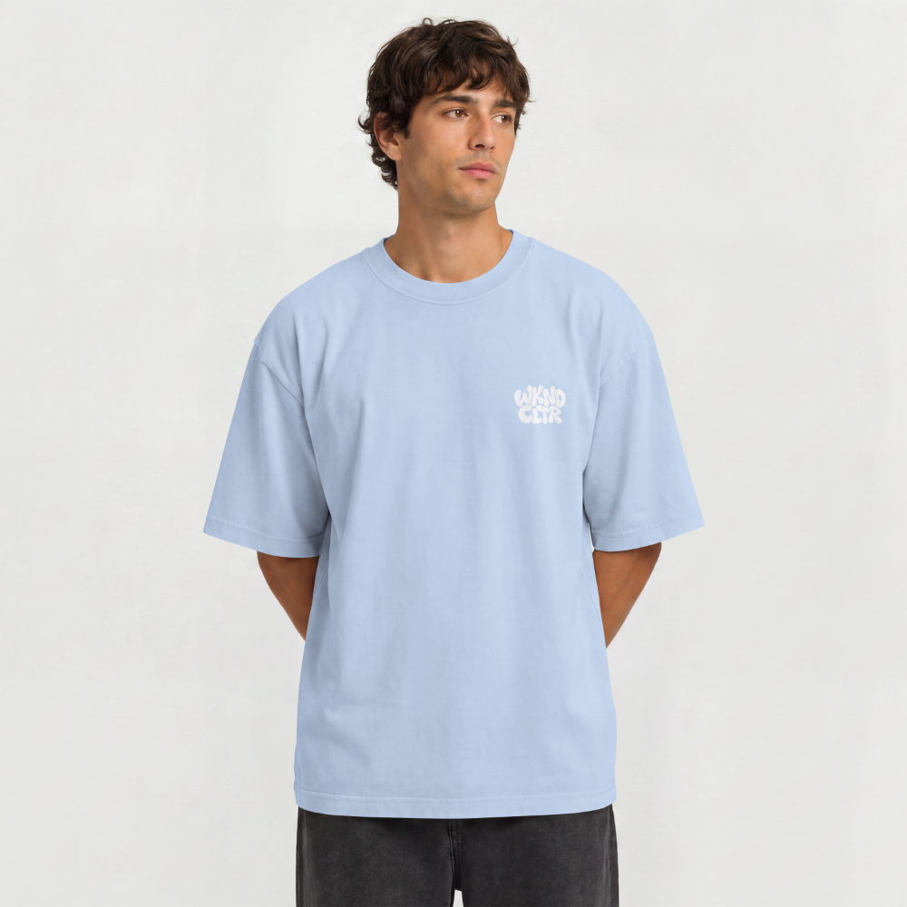 Basic WKND Oversized Shirt – Modelansicht Vorderseite – Babyblau