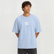 Good Days Oversized Shirt – Modelansicht Vorderseite – Babyblau