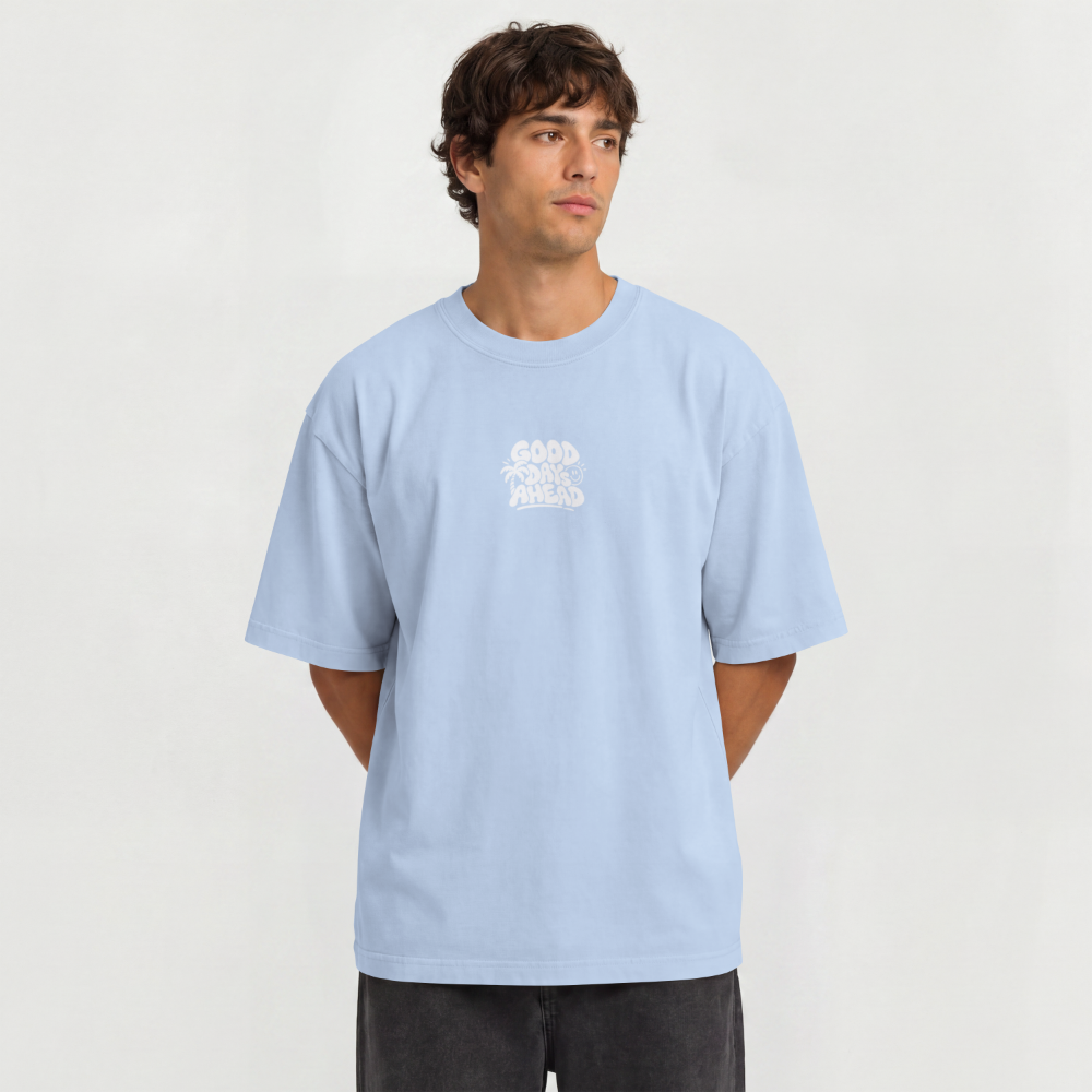Good Days Oversized Shirt – Modelansicht Vorderseite – Babyblau