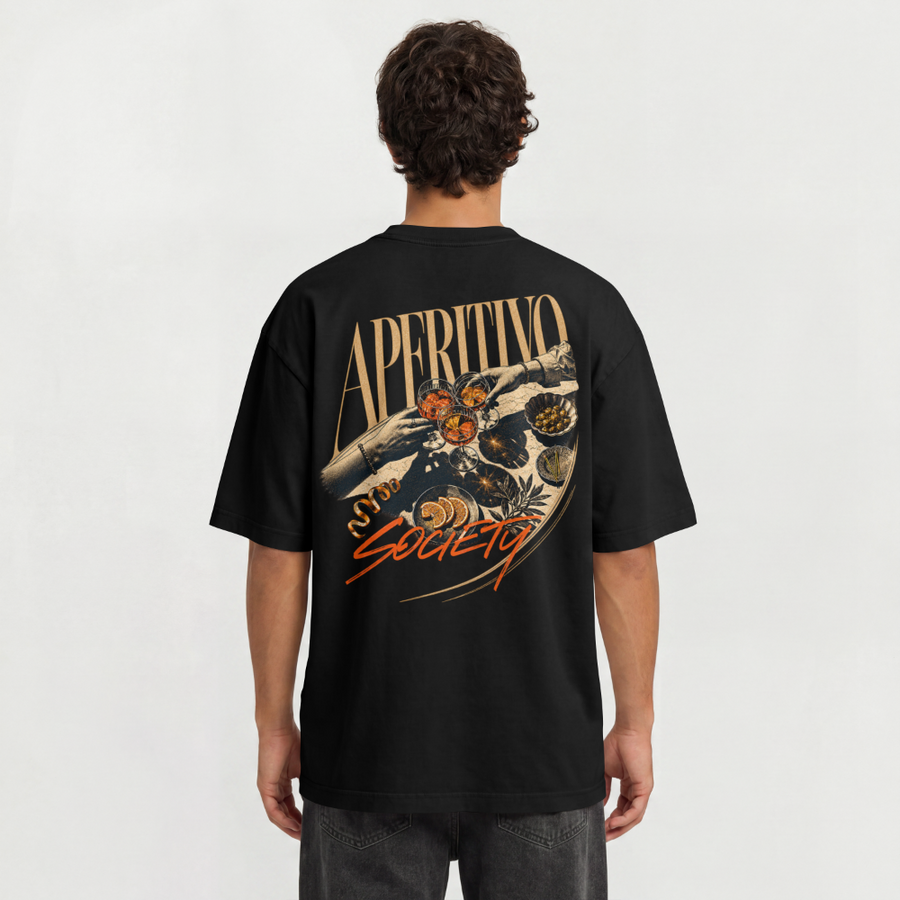 Aperitivo Society Oversized Shirt – Modelansicht Rückseite – Schwarz